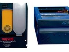 Голографический диск Maxell и дисковод для него, фото с сайта theregister.co.uk Голографический диск Maxell и дисковод для него, фото с сайта theregister.co.uk