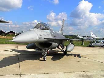 F-16.   , .